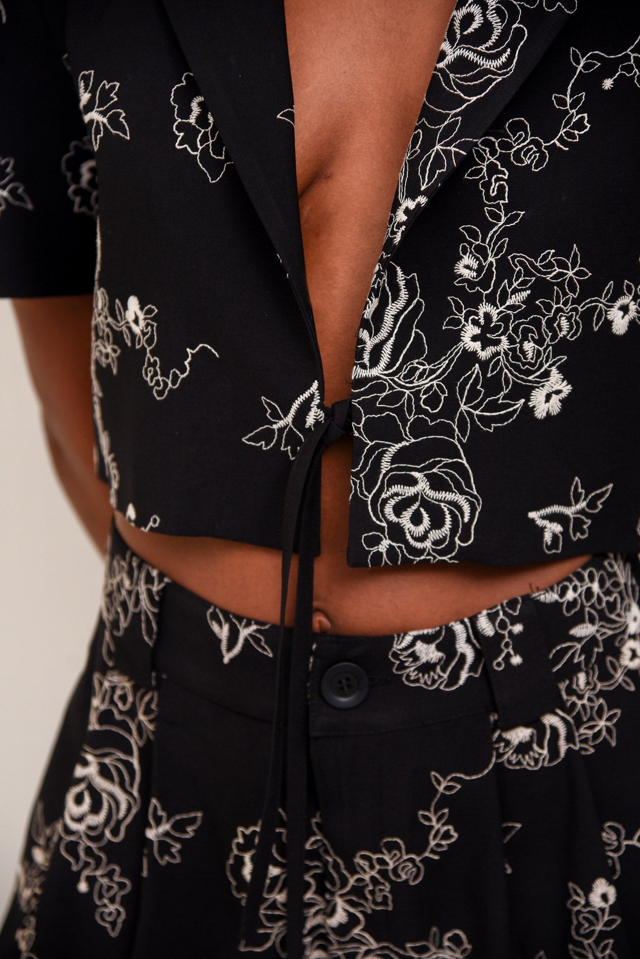 MI LUV YUH CROP BLAZER BLACK