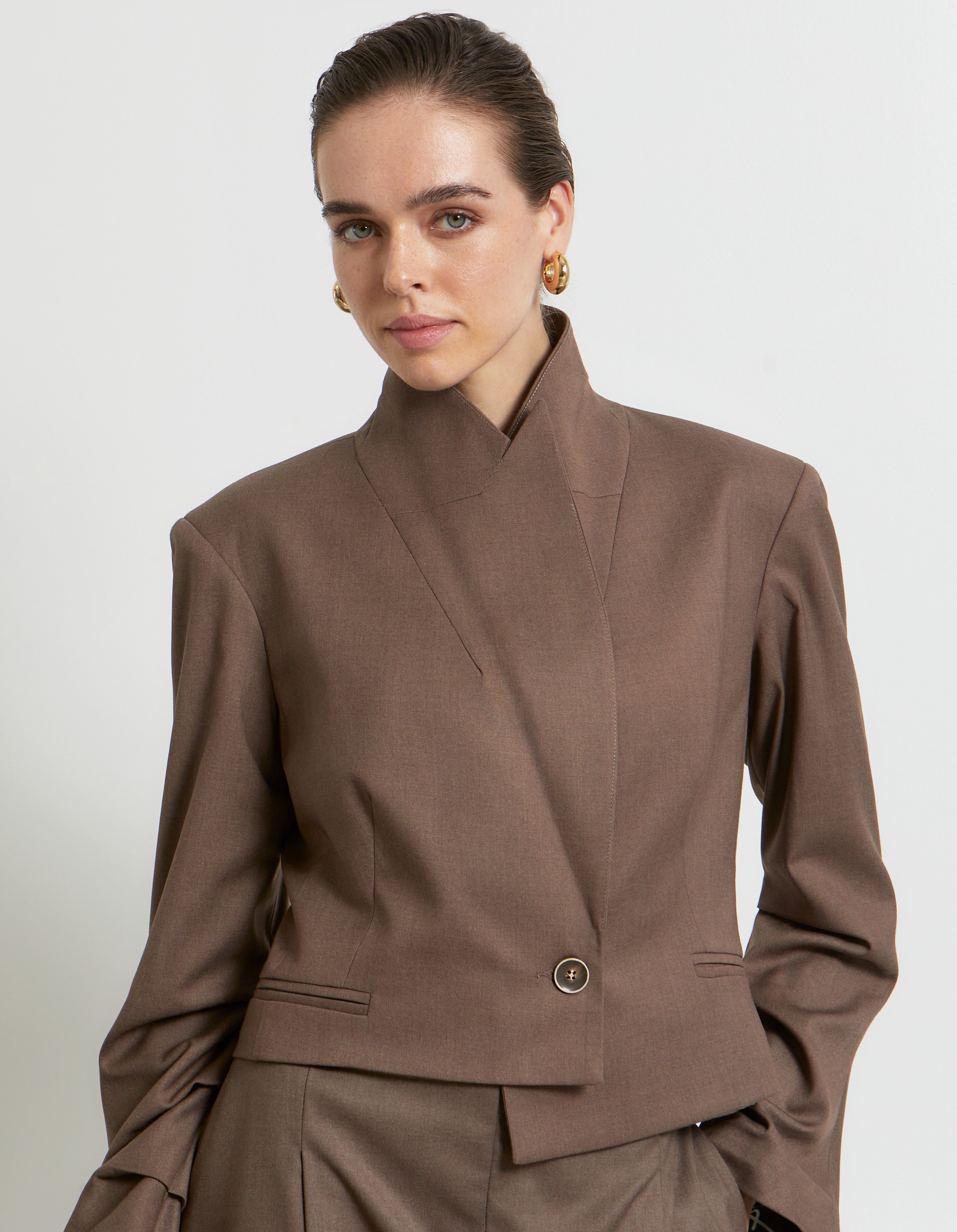 W26224  CROPPED BLAZER  WITH PLEATED SLEEVES